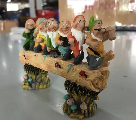 Resin Gnome Garden Décor - Garden Gnome Statue, Cute 7 Gnome Dwarfs Elves Fairy Ornaments, Resin Statue, Indoor Outdoor Decoration for Garden, Patio, Yard, Tree, Flower 15.5 × 10 × 4.5cm